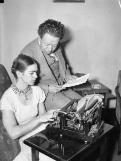 18岁车祸32次，三次流产，丈夫*引勾**小姨子，她成了全球最贵女画家