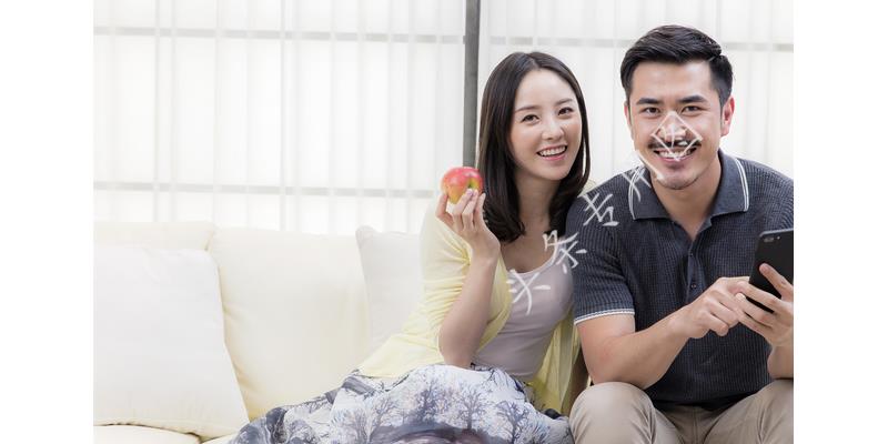 小伙被父亲联合后妈赶出家门，5年后霸气归来，看见后妈愣住了