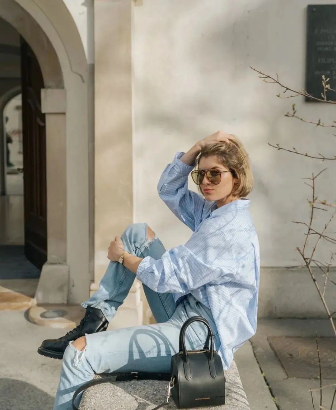 藏蓝色衬衫穿搭什么风格,蓝色衬衫怎样搭配出时尚的感觉