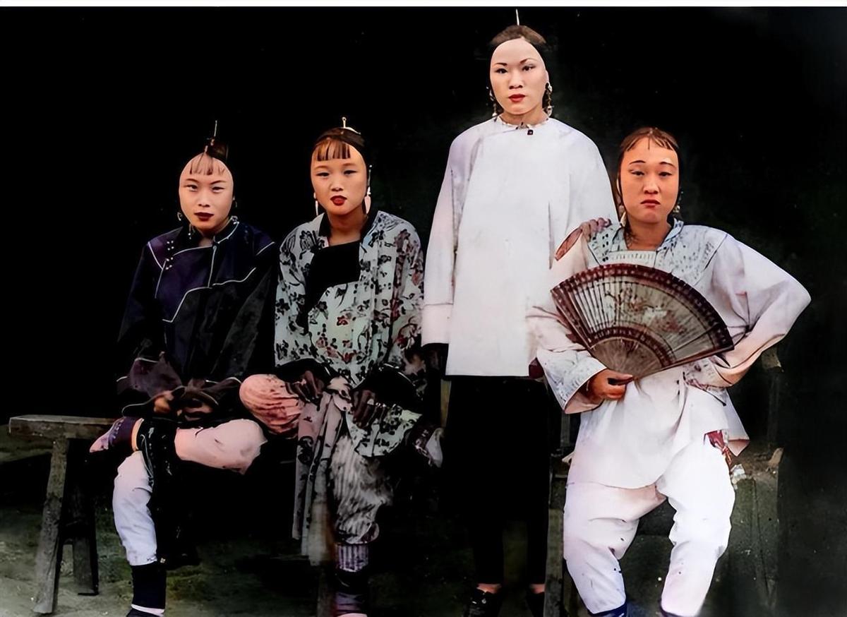 清未老照片：贵族奶娘哺乳小少爷，*女妓**在洋人怀里衣衫不整