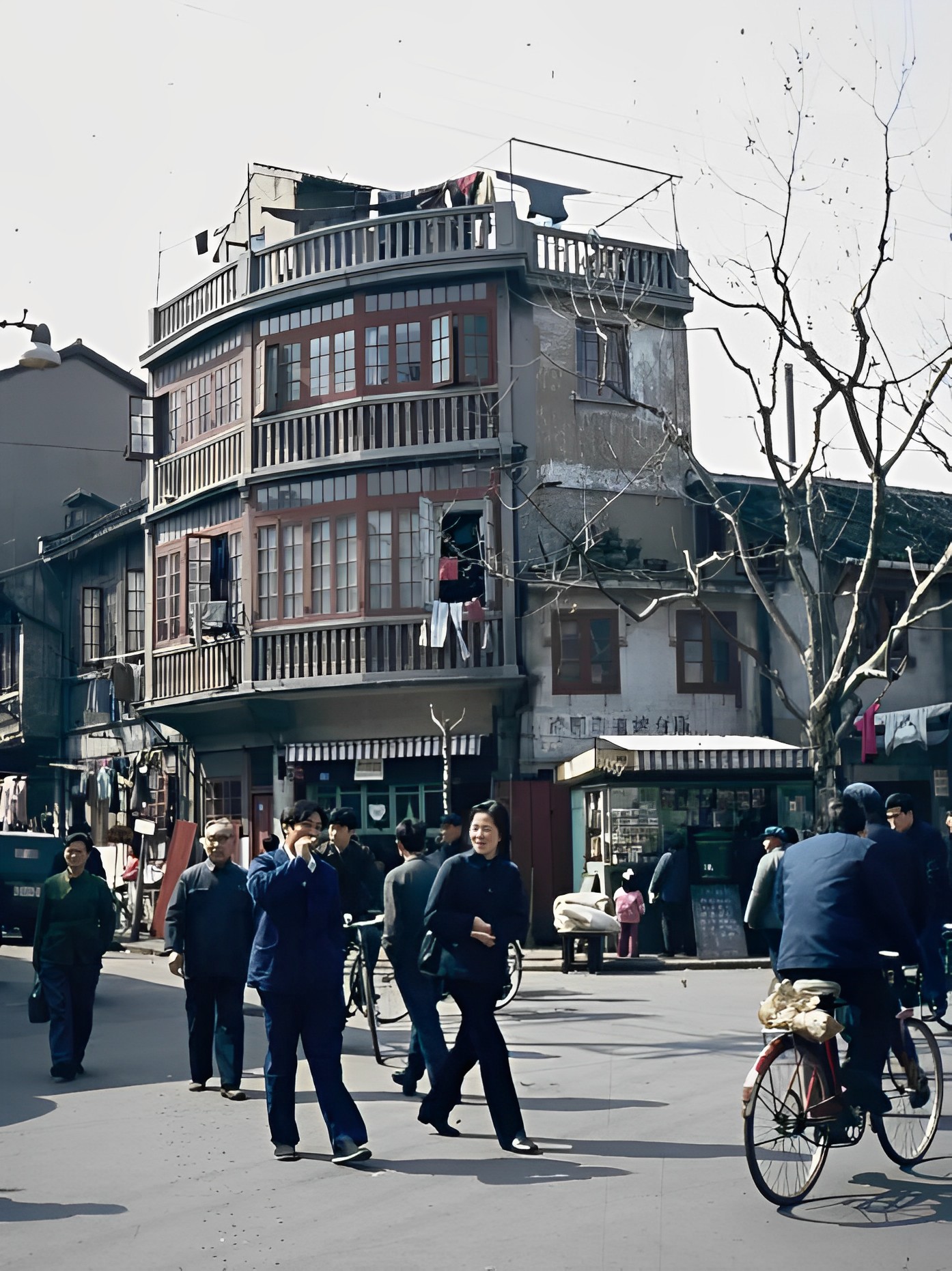 八十年代的上海老照片,踩在东海沿岸闪耀着无与伦比的繁荣骄傲