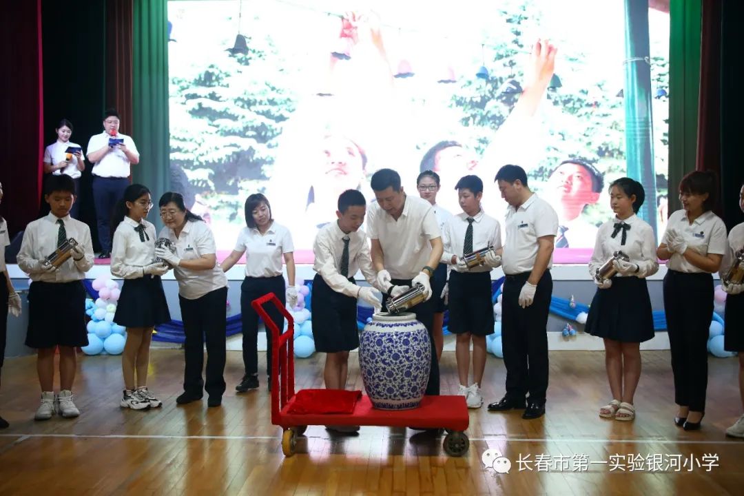 小学毕业典礼的超燃视频,最棒的小学毕业典礼