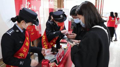城厢公安在婚姻登记大厅备了份贴心礼包~