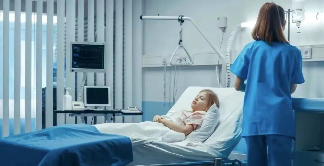 女童女裤有黄渍正常吗,女童裤上有血是怎么回事