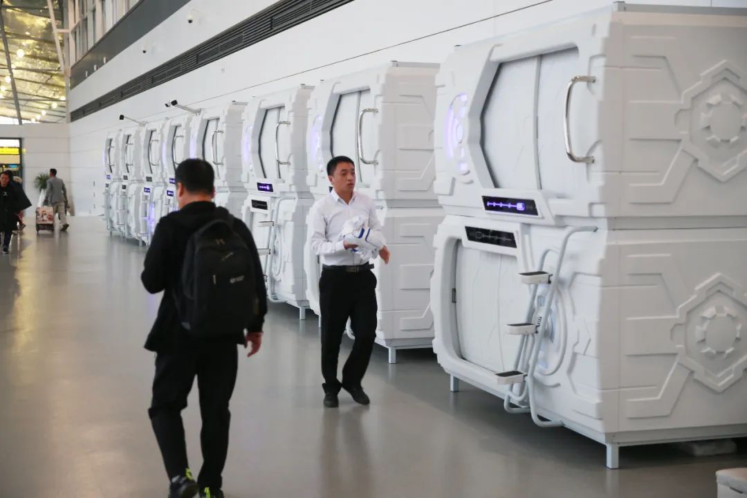 租房降级年轻人住进太空舱,租房太空舱