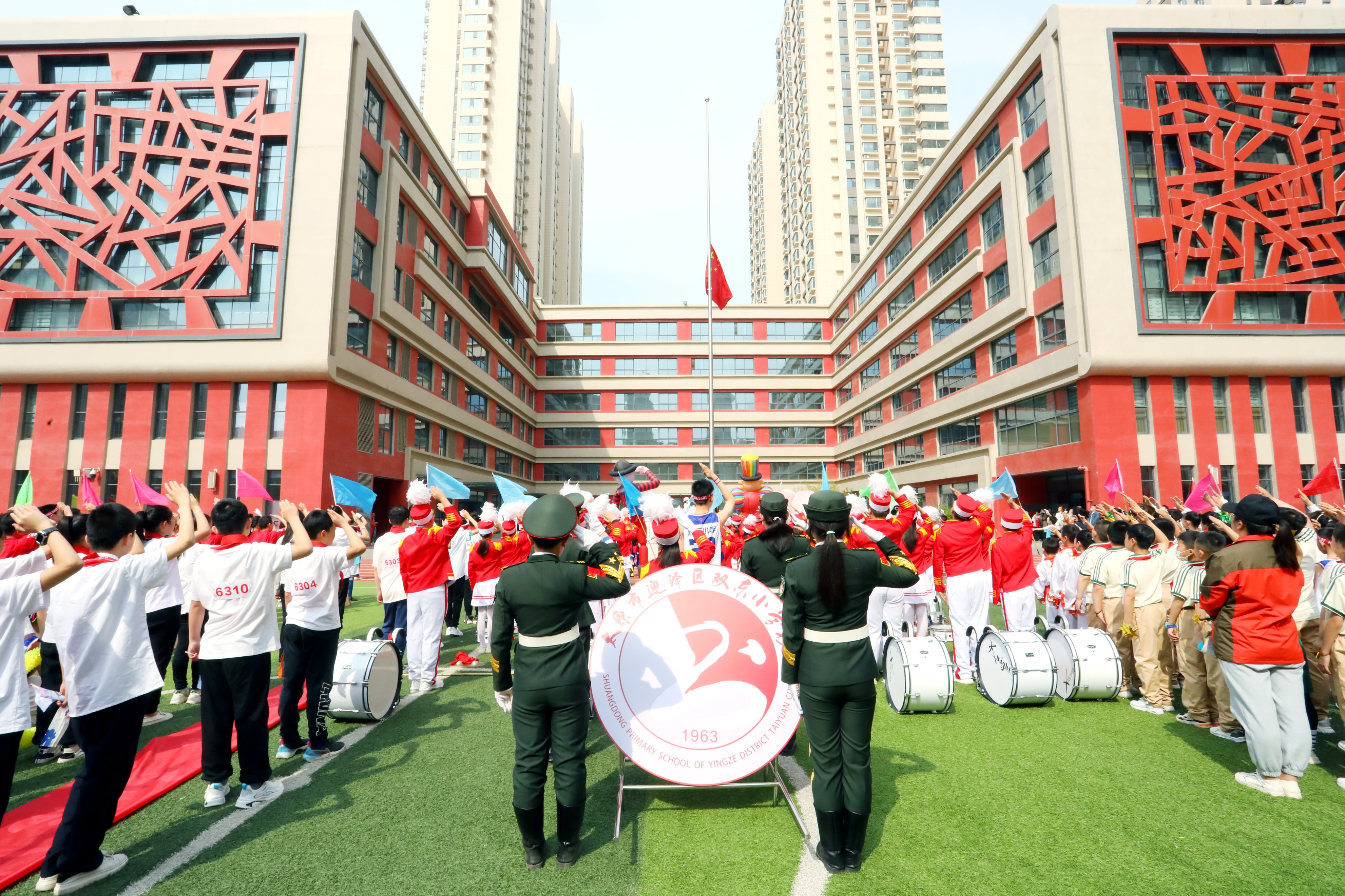 斗争精神迎挑战奋进拼搏创未来——迎泽区双东小学举行春季运动会