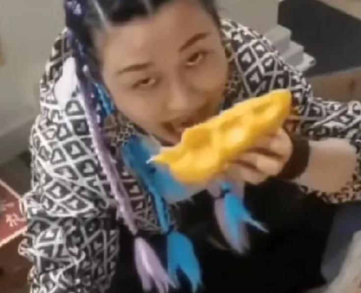 女子因为托运费太贵在机场吃芒果,女子三亚旅游带了8箱芒果过安检