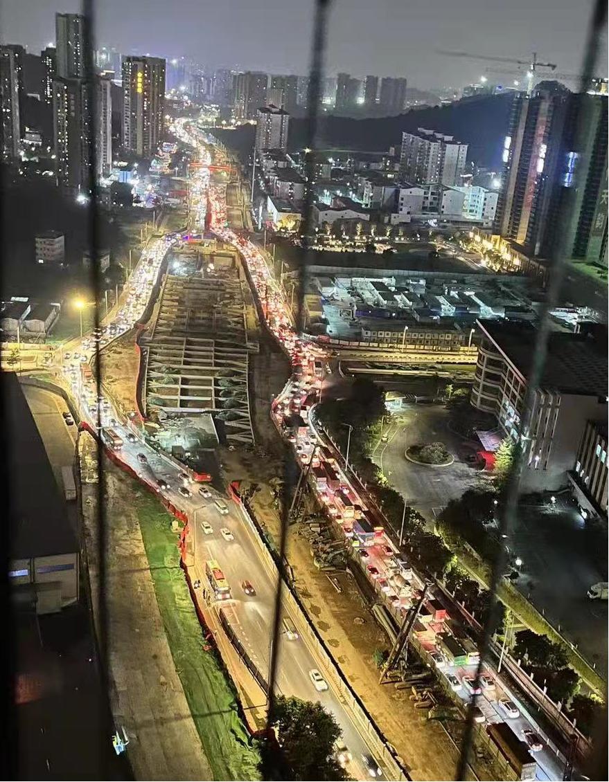 开源大道塞到爆，楼盘扎堆出行困难，街坊建言：我有一策