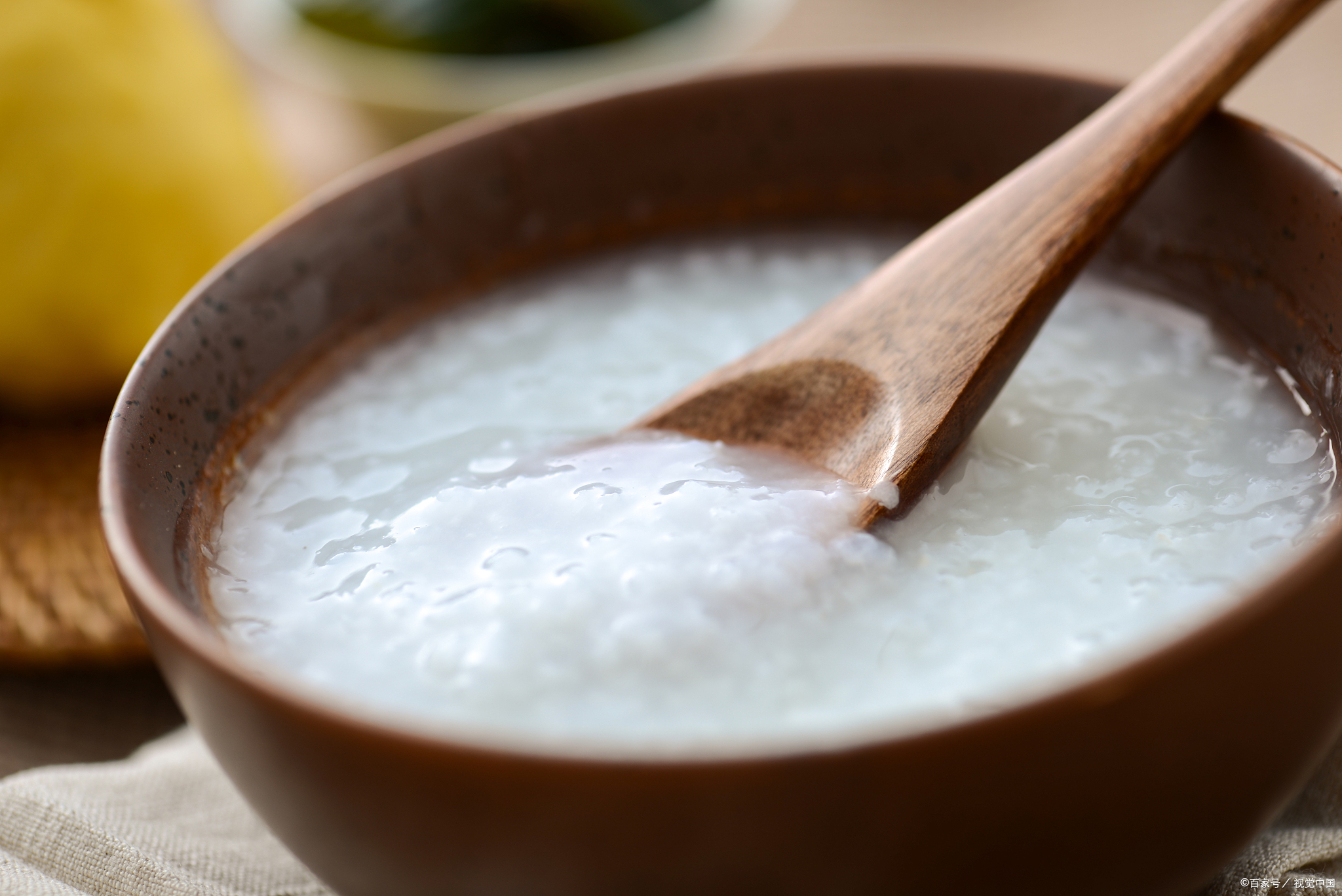 资本将手伸向了群众的早餐，大肆宣传白粥是垃圾食品