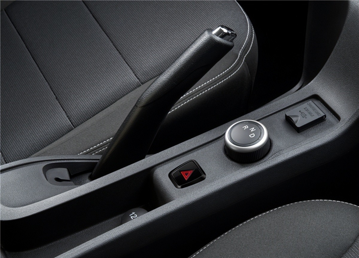 五菱菱势黄金卡纯电落地价,五菱菱势黄金仓顶配落地价