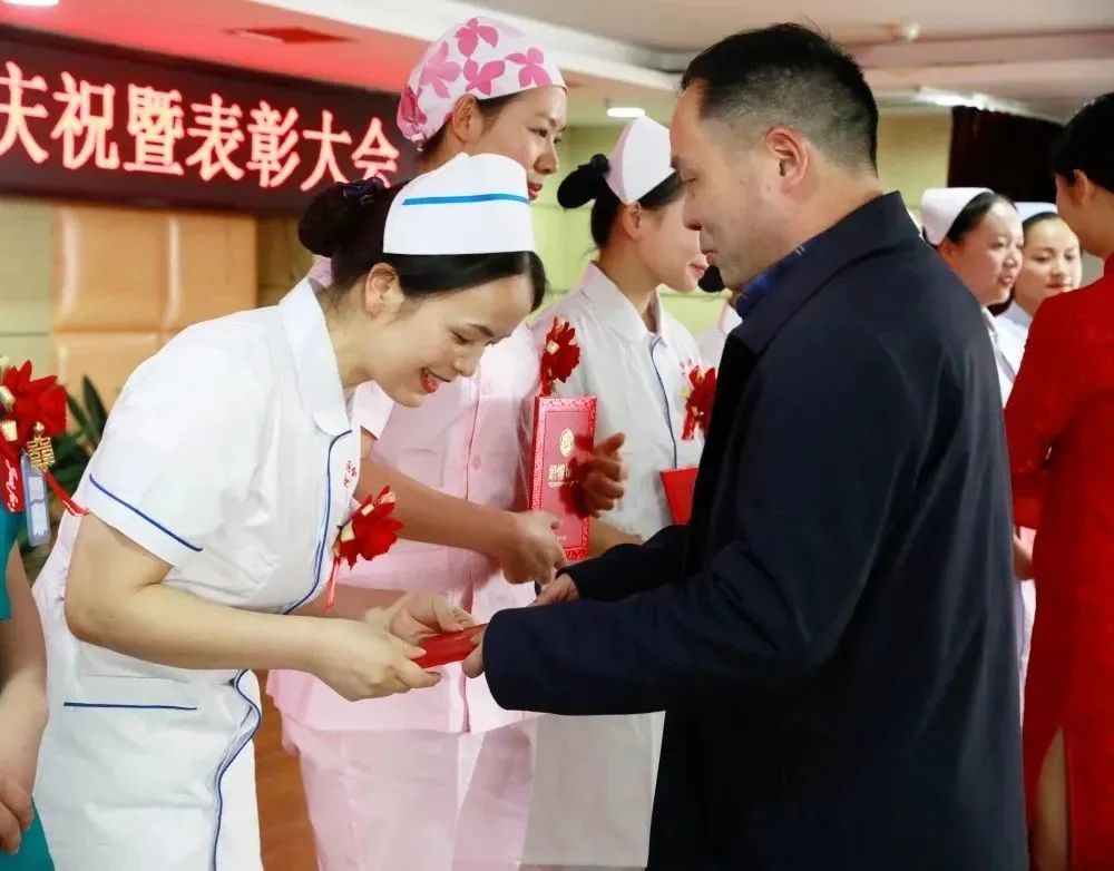 发展护士队伍改善护理服务的感悟,发展护士队伍改善护理服务1500字