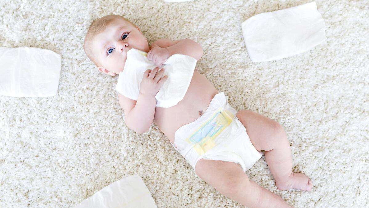 爸爸给娃买的纸尿裤,爸爸给女儿测试防晒霜