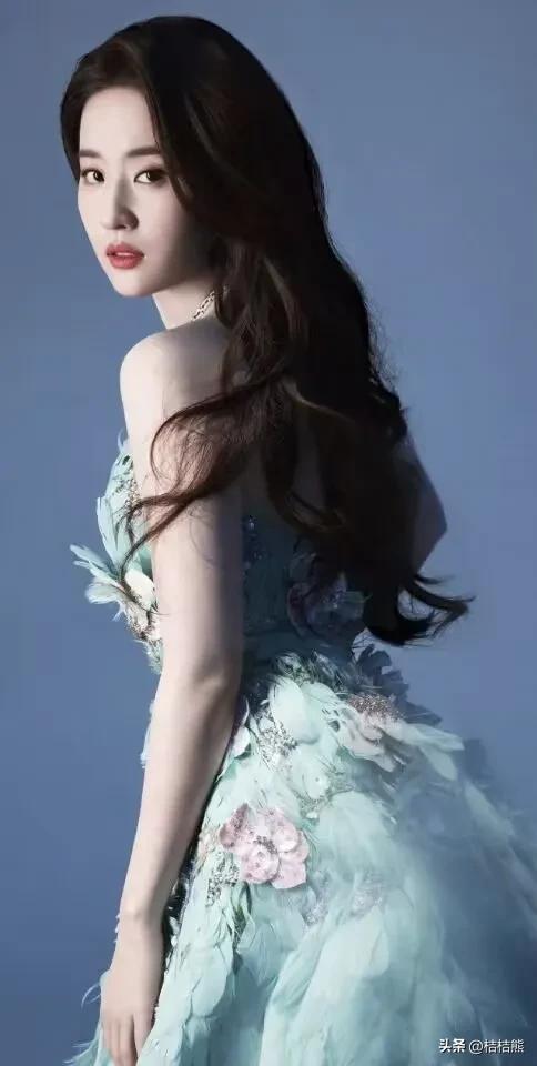 “独步天下！”刘亦菲，美貌与才华并存，成为当之无愧的女王