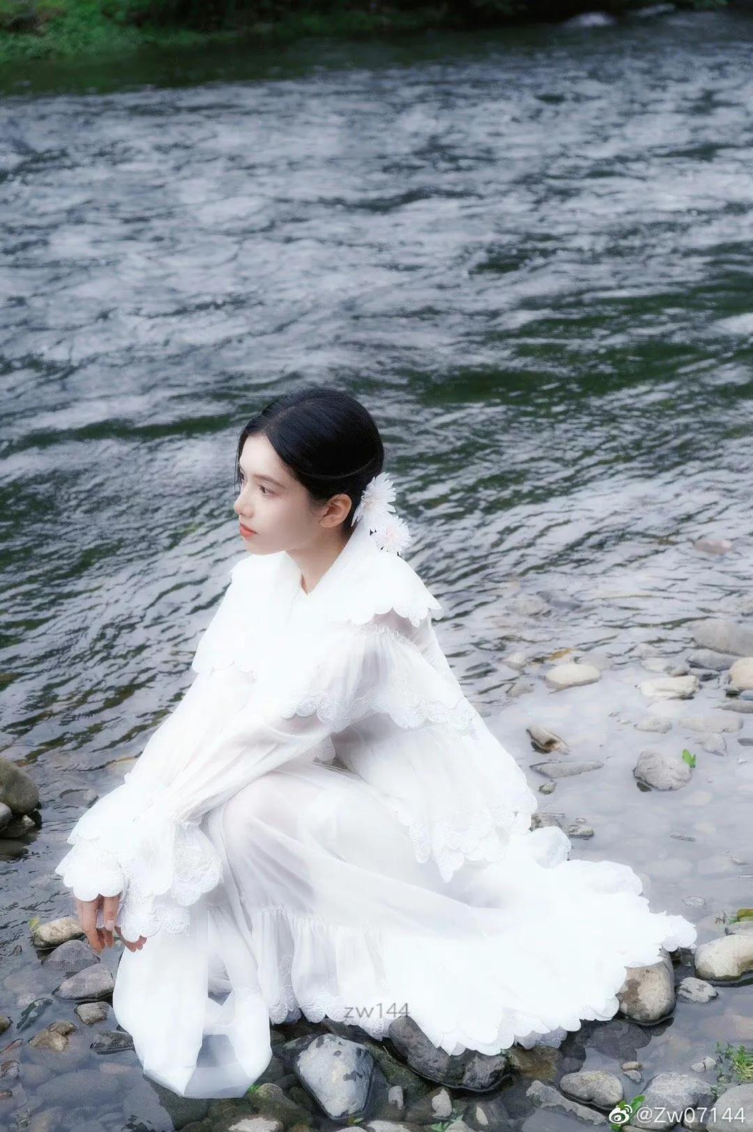 张婧仪披发公主头发型教程,张婧仪茉莉花图片