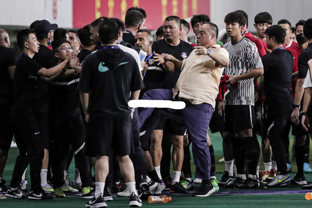 中超赛后起冲突，曹阳“就压着踹”，陈戌源挠头，赛后发布会禁言