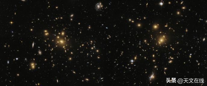 散发耀眼光芒，环绕远古星系，至今为止最完整的爱因斯坦环