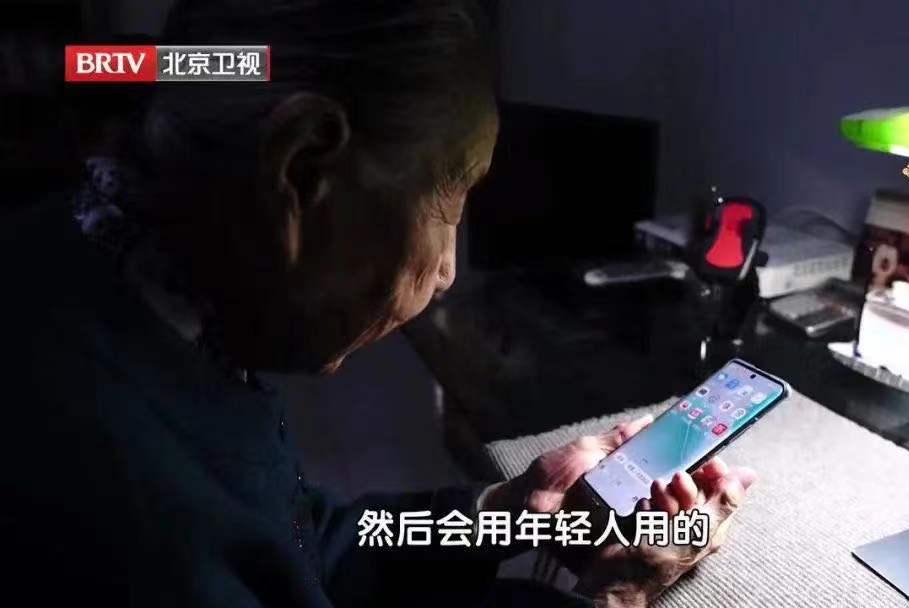 睡前玩手机对眼睛的危害,睡前这样玩手机危害比想象中还大