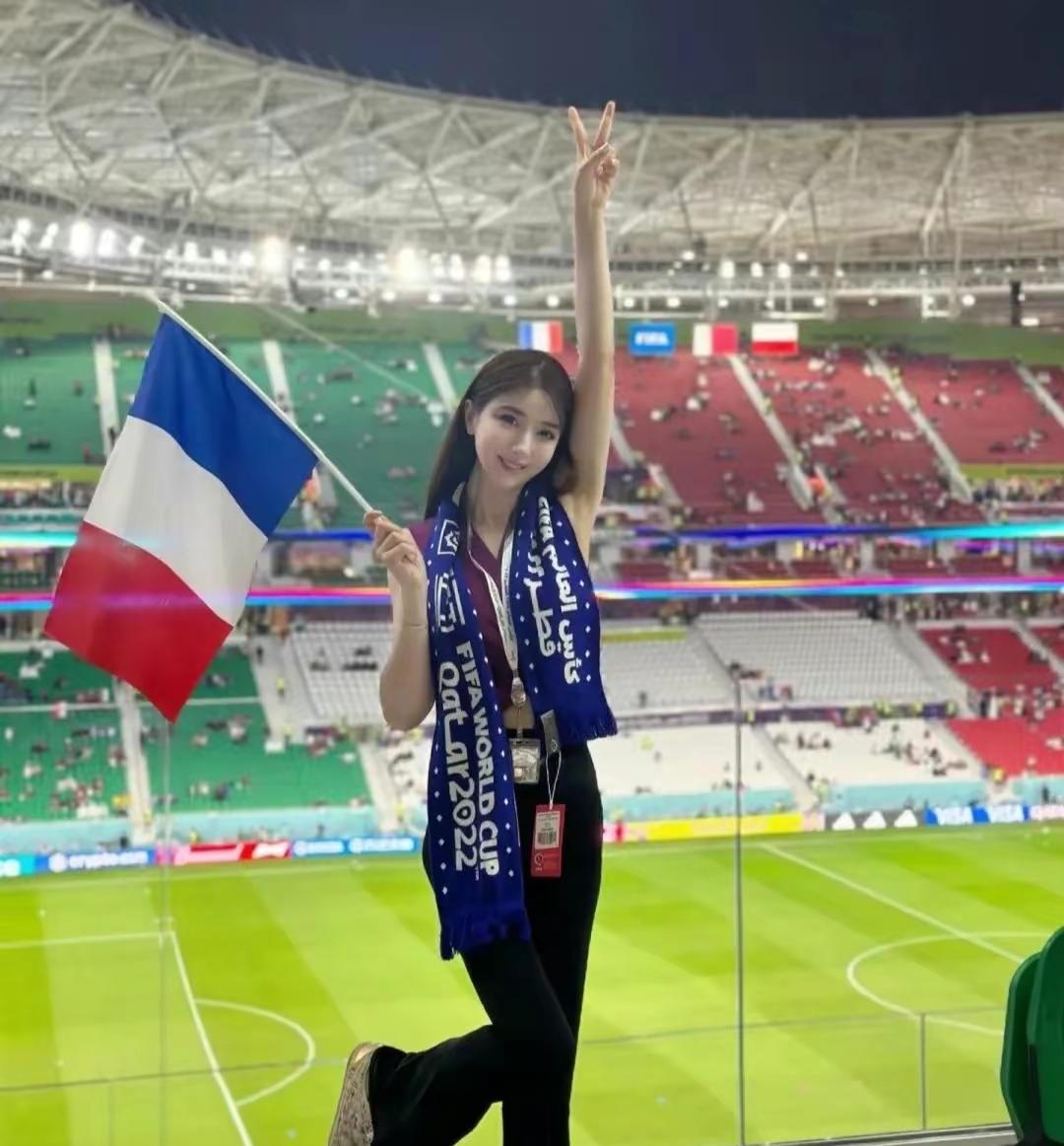 世界杯女球迷当众掀起球衣,世界杯各国美女球迷惊艳镜头