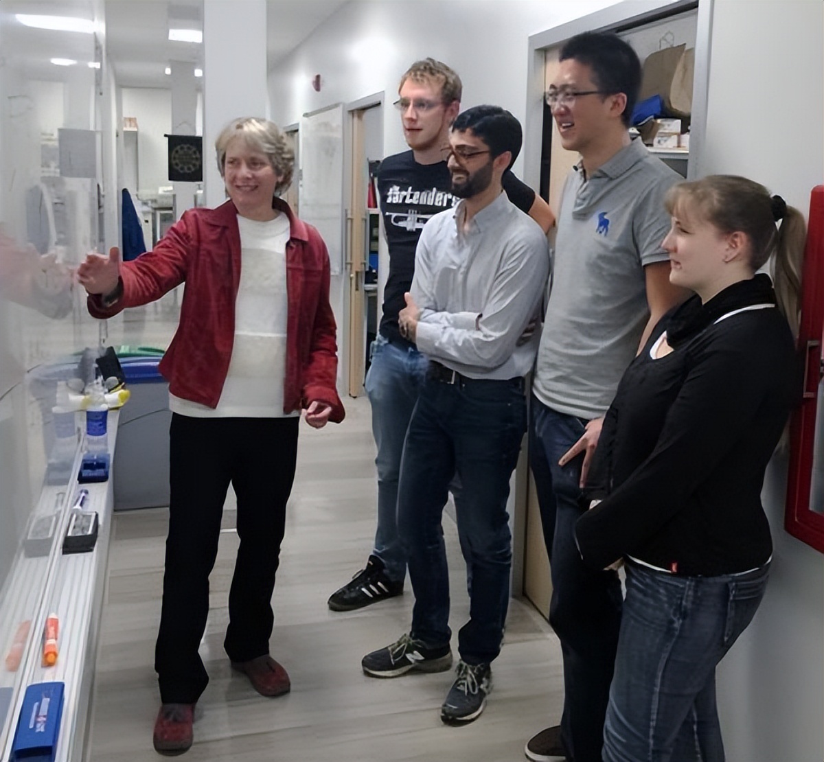 体育特长、哈佛学霸、乐队、化学诺奖！她的经历小说都不敢编