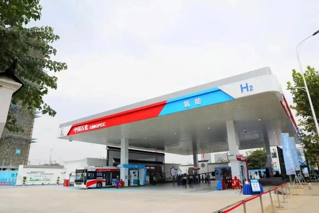 最新国产首款氢能车亮相,首款氢能源汽车续航1000公里