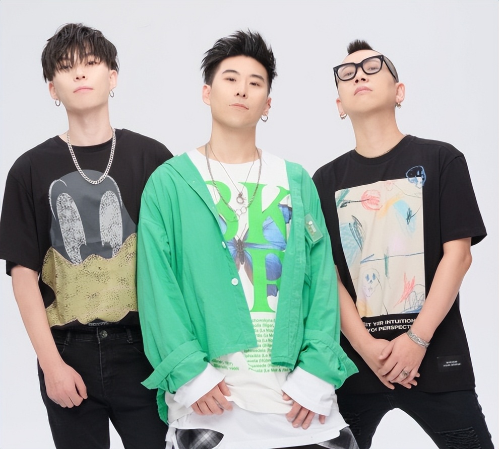 昔日爆红组合街头卖唱,曾经红极一时现在却卖唱的歌手