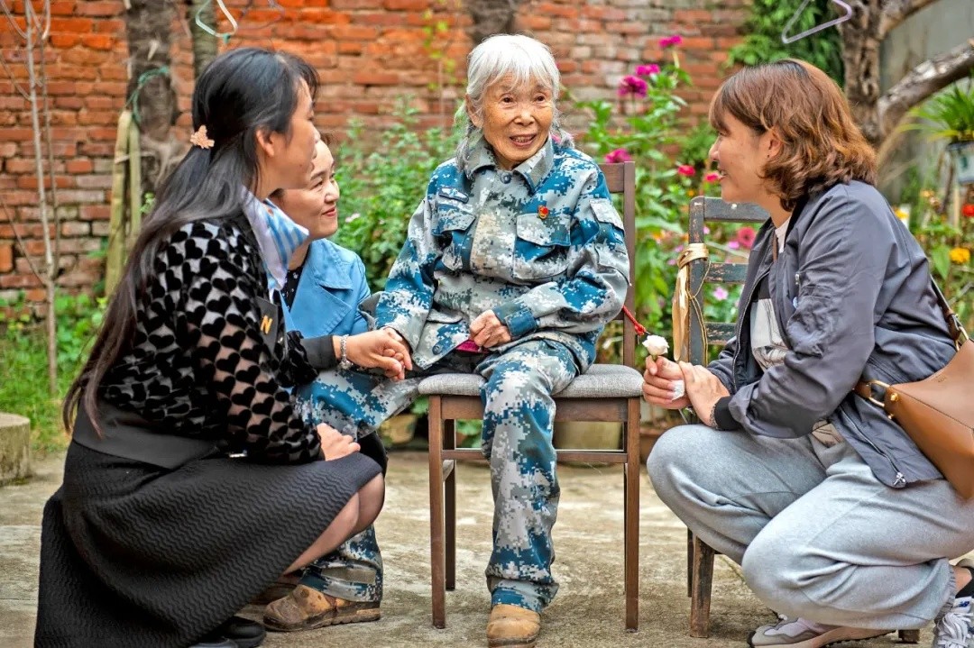 80岁老奶奶捐款5万被民警劝回,老人转账300万被银行报警真相感人