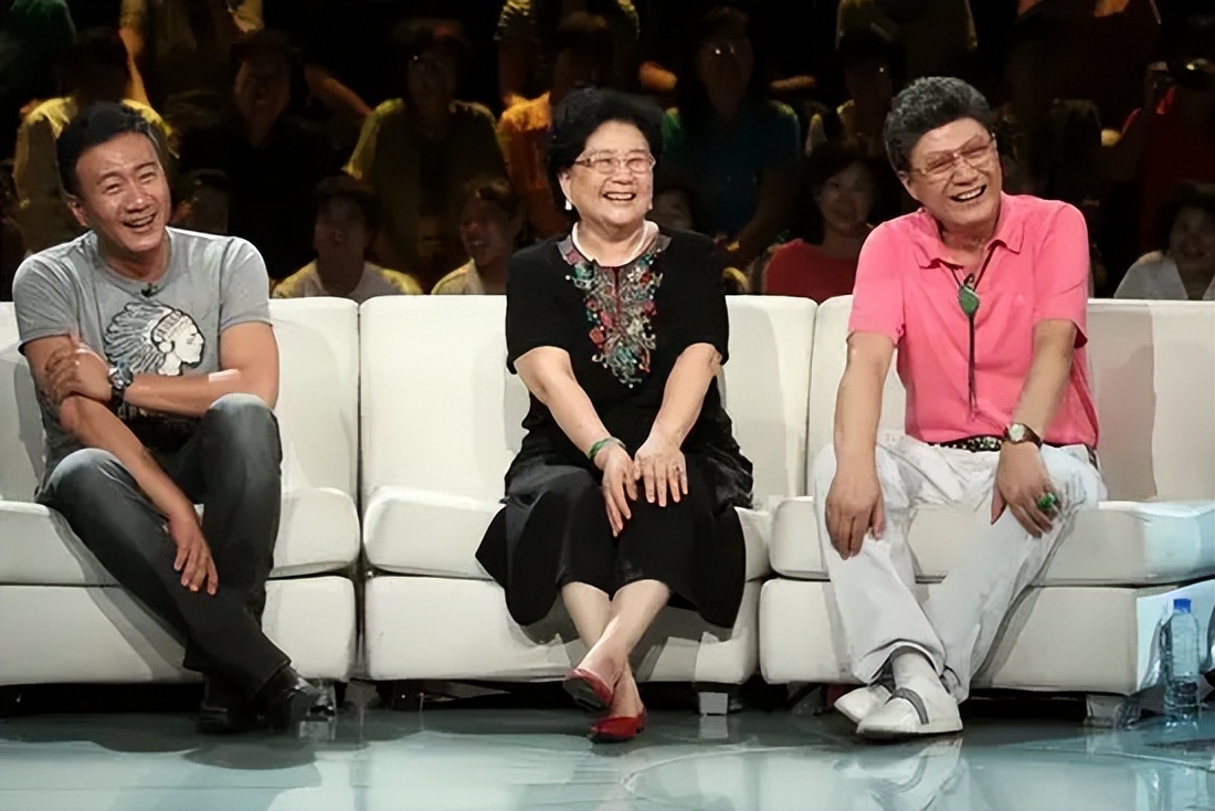 胡军的父亲当过兵,胡军有几个妻子