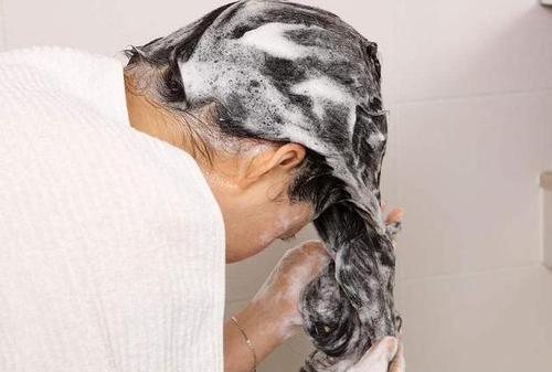 头皮上经常有疙瘩和脓包怎么回事,头皮长疙瘩脓包是什么原因