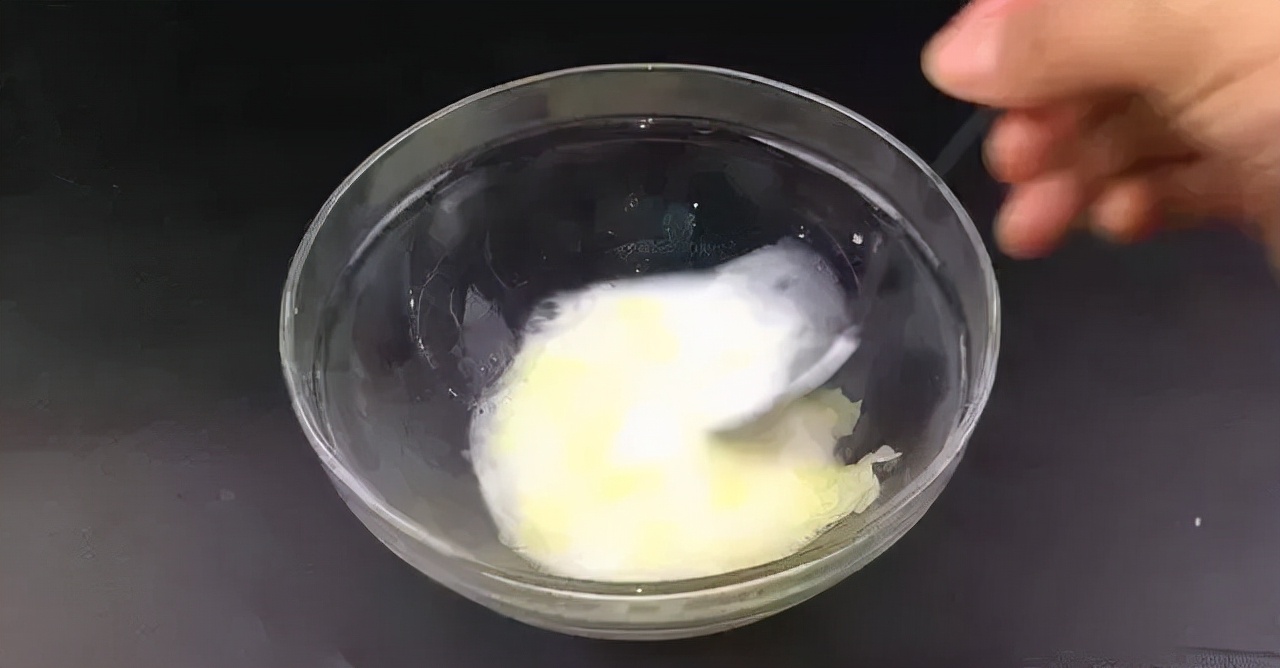 怎么洗发黄的羽绒衫,白色羽绒服洗了会发黄怎么回事