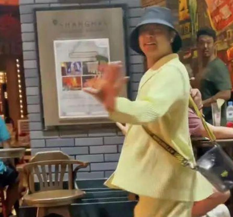 印小天泰国街头热舞，舞姿夸张表情抚媚引争议，精神状态惹人担心