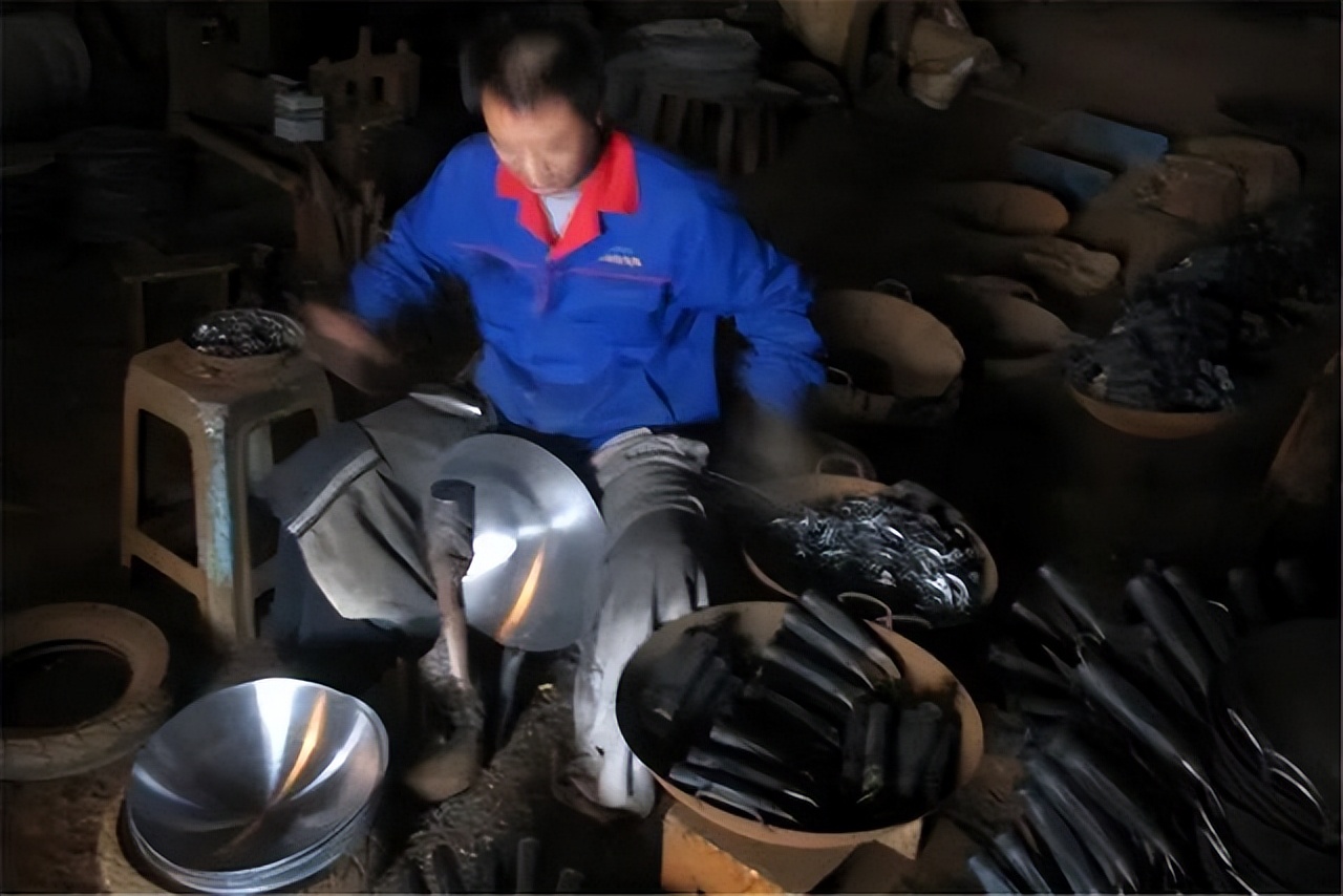 央视曝光的毒铁锅,低价铁锅全部是毒铁锅是真的吗