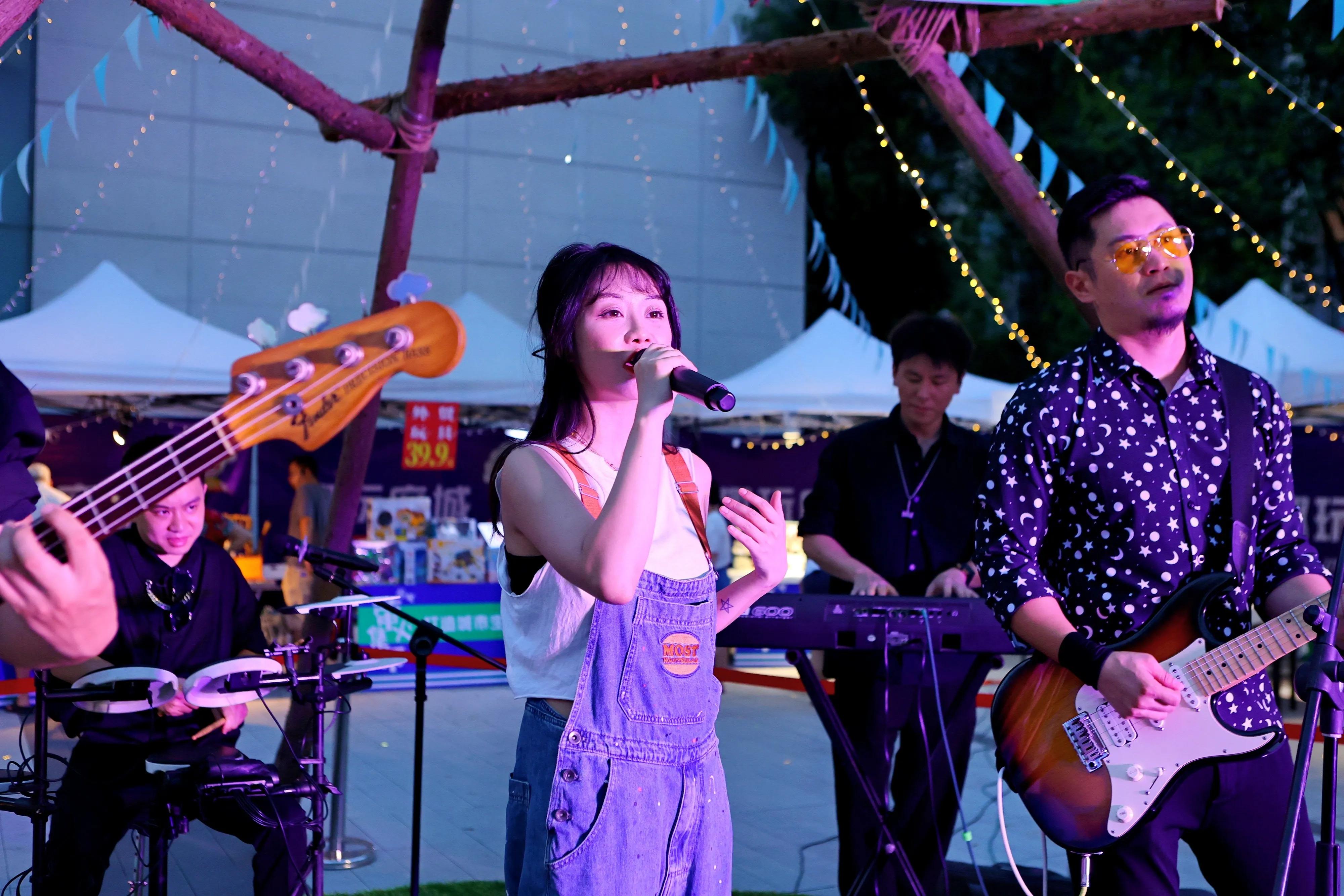 成都高新区石羊街道府城社区“萤火”集市火热开市为期五天的社区热闹夜生活赶紧来打卡