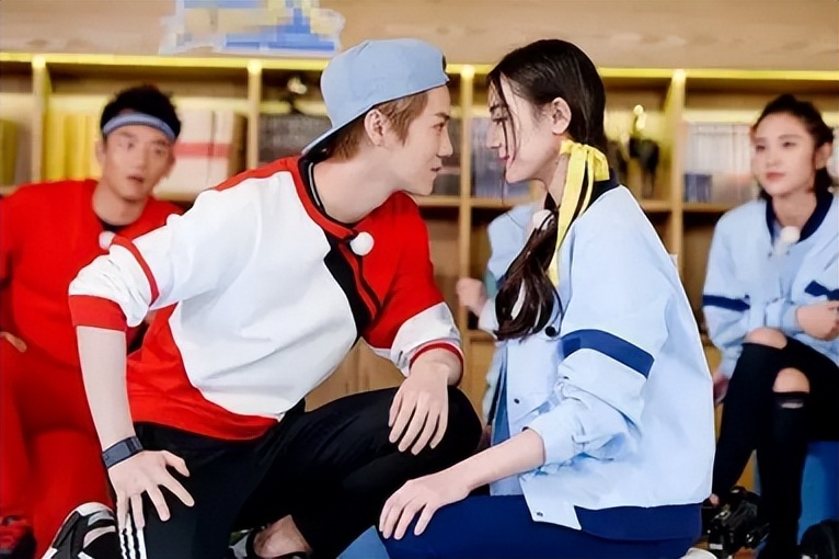 “金鹰女神”迪丽热巴:靠杨幂爆红,工作四年无休,沦为无戏可拍