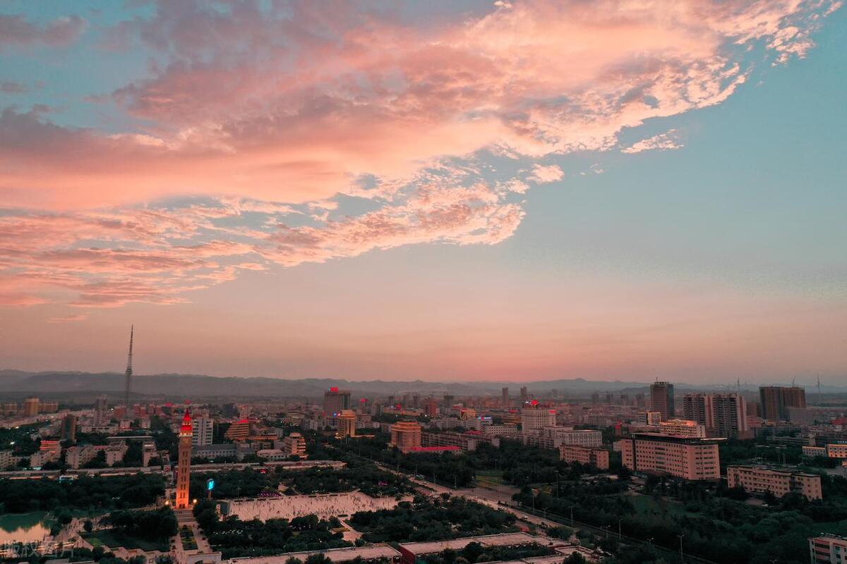 男子花10万块买了8套房搞笑名场面 (男子花10万块买了8套房真的假的)