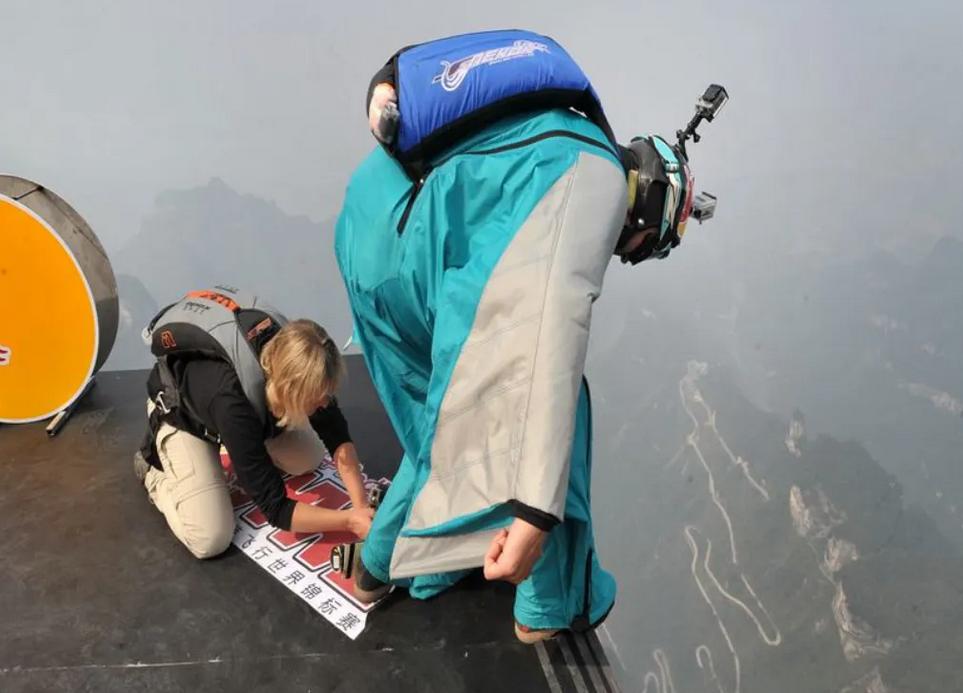 2020年,大四女生刘安在天门山翼装飞行时遇难,极限运动值得吗?
