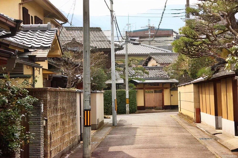 在日本遇见漂亮姑娘，若对你比“9”手势，劝你赶紧离开为好