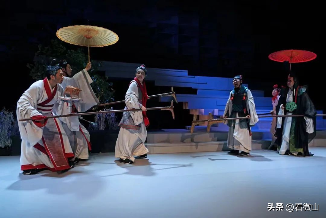 邀请剧目|《孔丘-当我们在谈论孔夫子的时候，我们在谈些什么？》#青年导演创作扶持计划##拉着拉杆箱来看戏#