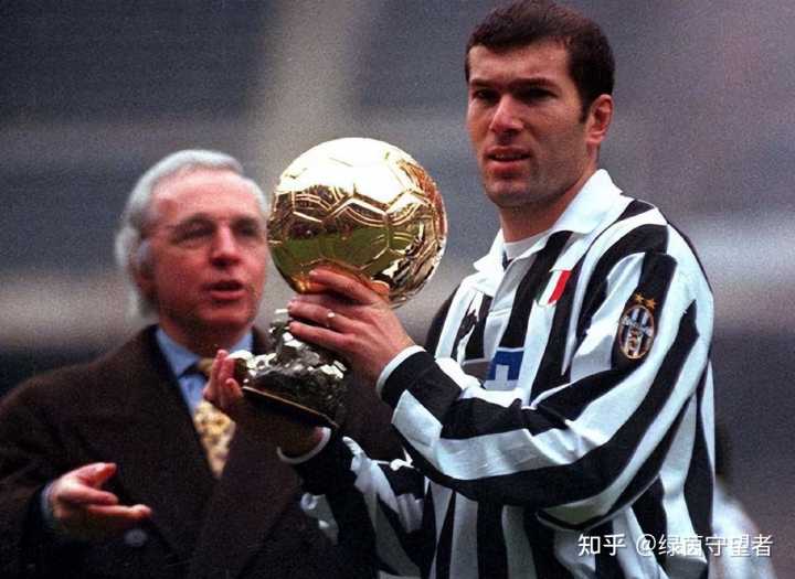 齐达内把足球艺术发挥得淋漓尽致,足球十大中场大师齐达内