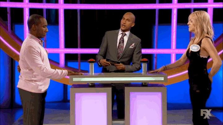 80张神奇偶然瞬间，环形闪电，海蛇和最毒石斑鱼互咬，骑骆驼拍照