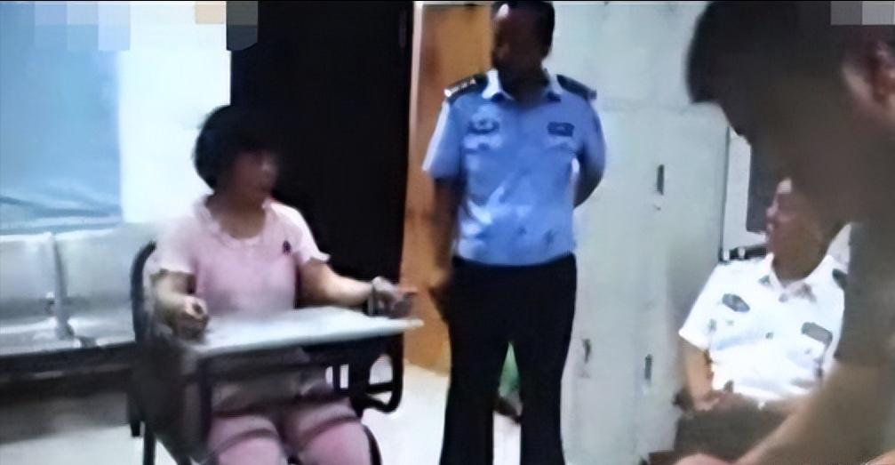 15岁男孩撞破母亲奸情，*夫情**掐脖子母亲按双腿，男孩放弃挣扎