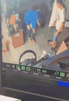 “姑娘，你知道衣服上的字是什么意思吗？”哈哈哈自信的姑娘最美