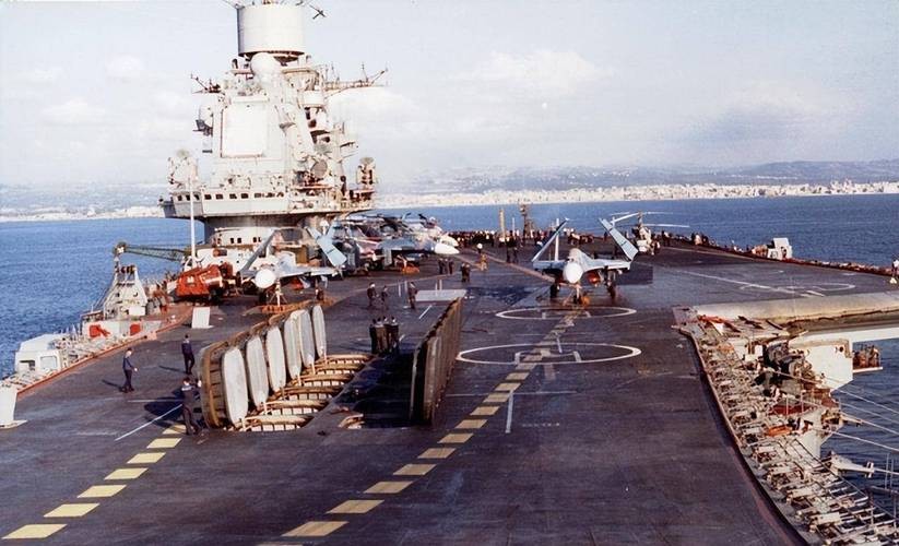 中国买过四艘航母，为何只有“瓦良格”被改造，其他三艘去哪了？