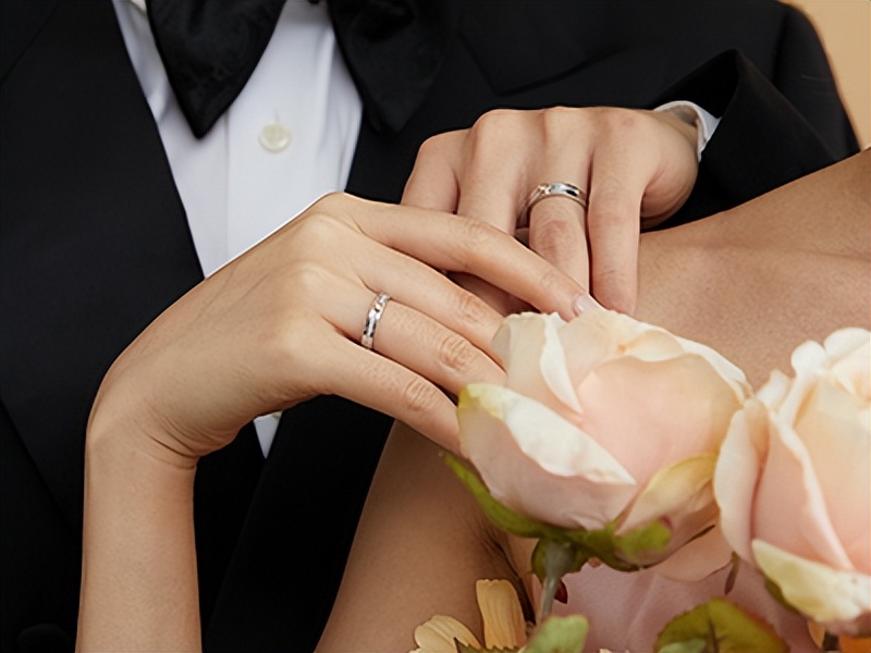 求婚戒指买了还需要买结婚戒指吗,求婚戒指一定要买钻石的吗