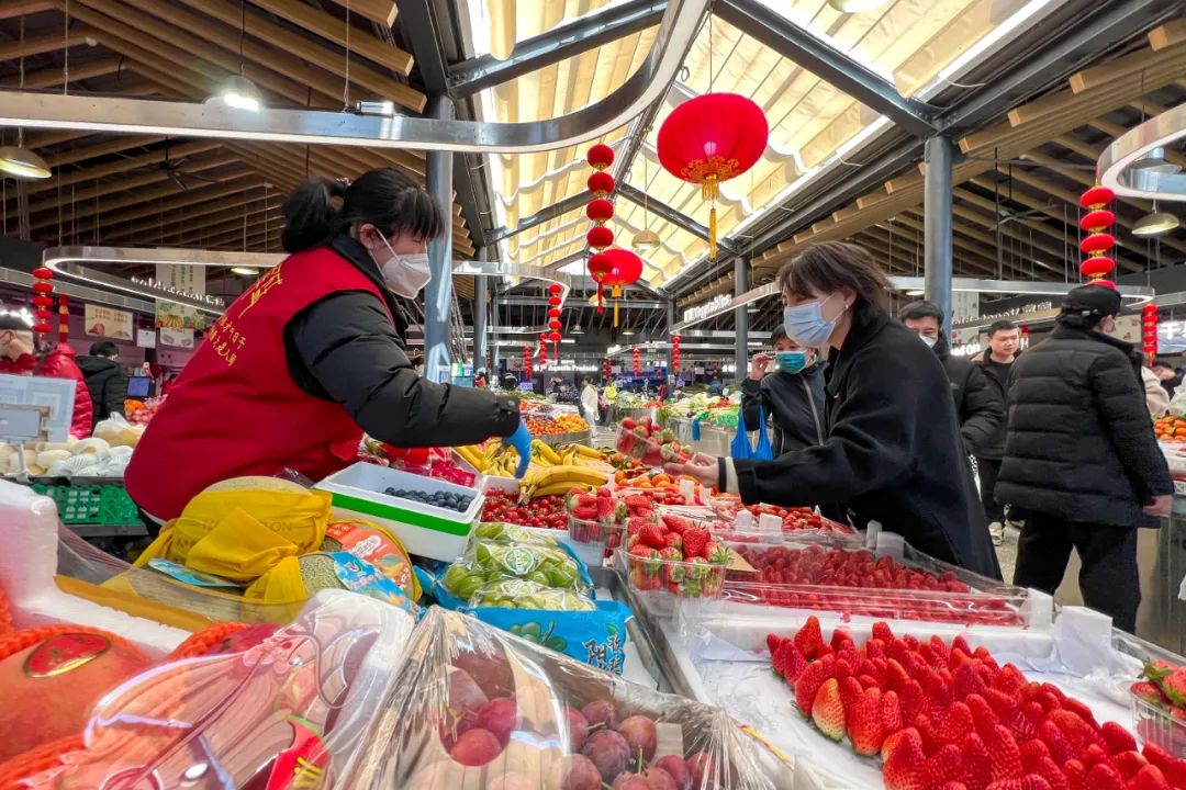 香港特首逛东城胡同，老字号小吃和网红菜市场成热门打卡地