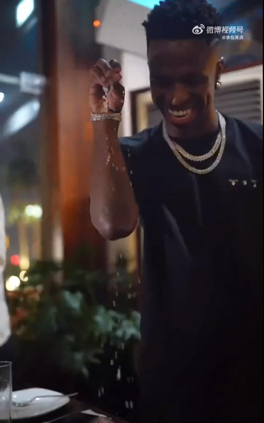 罗纳尔多请巴西队吃烤肉撒盐哥,大罗请巴西队吃牛排撒盐哥