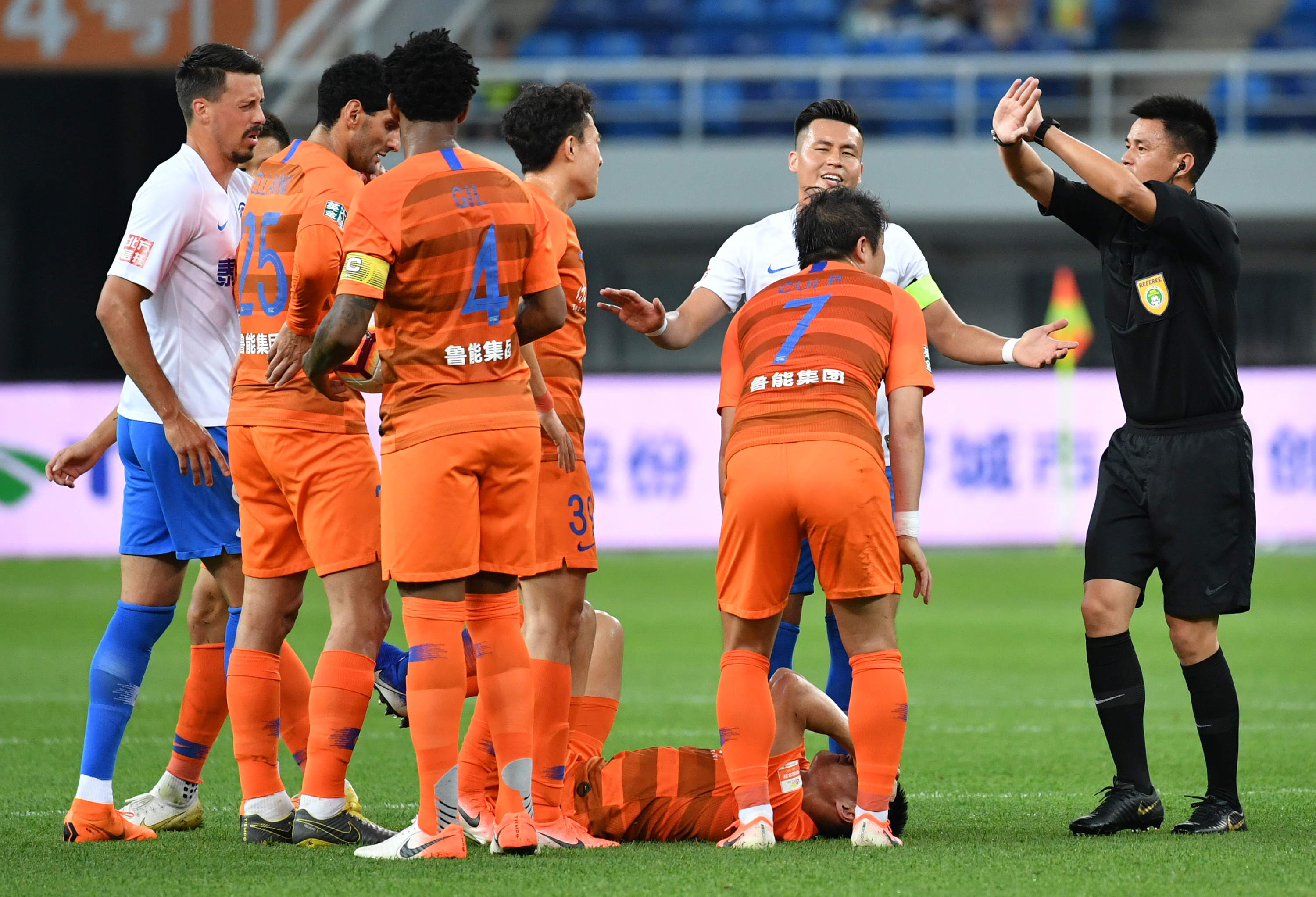 国足臭，联赛假，中国足球怎么了？