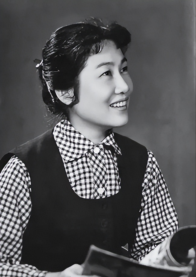 八位健在的老演员,18位已故的老演员有哪些