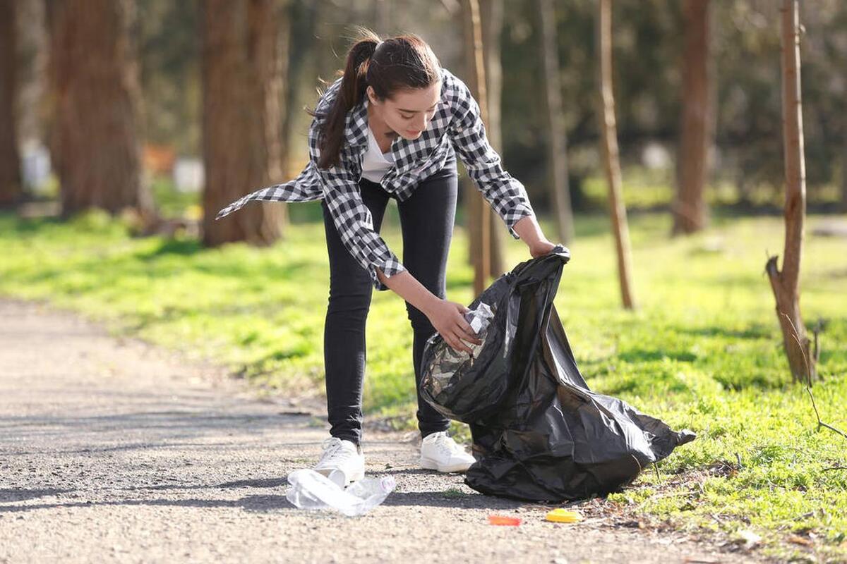 小区大爷大妈捡废品月入上万,70后阿姨收废品维持生活