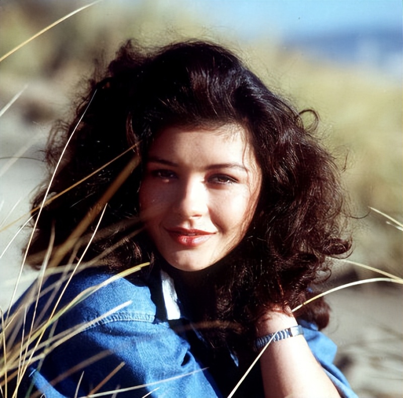 泽塔琼斯：和大25岁老公像同龄人，女儿没她漂亮，儿子遗传高颜值