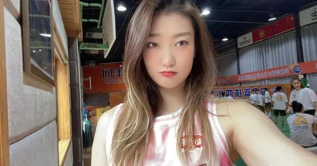 通过40张生活照，了解女篮女神李梦，现任国手、中尉、勒布朗-梦